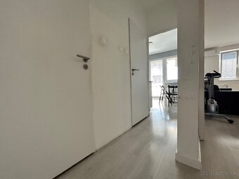 REZERVOVANÝ. - 9