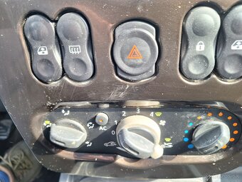 DACIA DUSTER 1,6 BENZÍN 4X4 ROK 2011 - 9