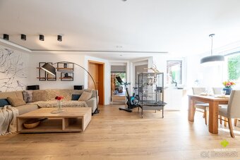 Štýlový a priestranný rodinný dom v slepej ulici s bazénom - 9