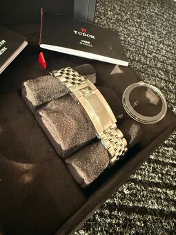 TUDOR Black Bay 41 Monochrome - 9
