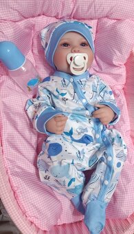 Realistická bábika usmievavý Maxík - 9