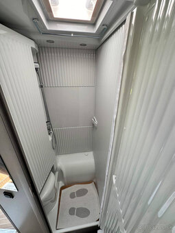 nový karavan Etrusco T 7300 SB 4-miestny - 9