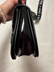 Čierna lakovaná kabelka s nápismi zn. LIU JO originál - 9