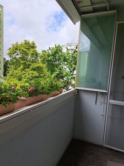 Ponúkame na predaj 4-izbový byt na predaj v Dúbravke na uli - 9