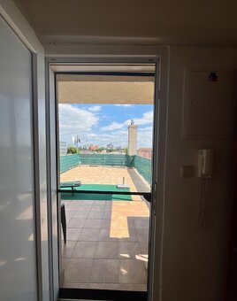 2-izb.byt s terasou 30 m2, pešia zóna, vrchné poschodie - 9