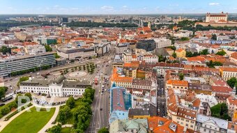 VÝHĽAD NA PREZ. PALÁC - veľký 130 m2 + balkón - Staré Mesto - 9