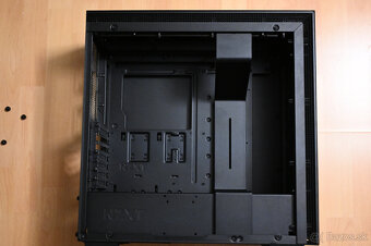Predám skriňu NZXT H700 - 9