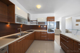 Priestranný mezonet v tichej lokalite s krbom - 9