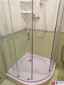 ŠTÚROVA: VOĽNÝ 2-izb. ZARIADENÝ byt, balkón, 48 m2, 1.posch. - 9