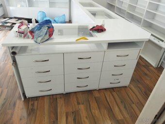 Kompletné vybavenie predajne – pulty a skrine (top stav) - 9