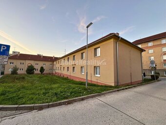 REZERVOVANÉ.......Na predaj 2 izbový veľkometrážny byt v Han - 9