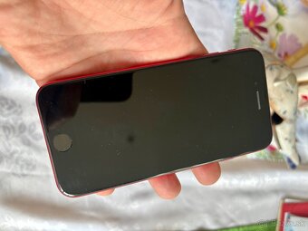 iPhone SE 2020 64 GB – červený (PRODUCT RED) – výborný stav - 9
