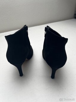 Úpletové šaty Orsay a topánky - 9