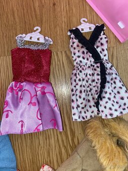 Skrina s rozmermi 26x8x33 cm s doplnkami pre barbie - 9