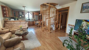 Rodinný dom s veľkou záhradou, terasou a galériou - 9