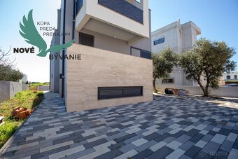 Luxusná novostavba vila s bazénom a výťahom len 100m od mora - 9