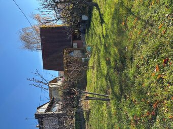 Stavebný pozemok s malou chatkou - 9