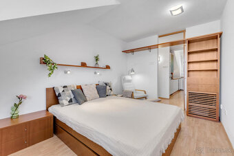 PREDAJ - podkrovný 3-izbový byt na Nivách - 500 bytov, Súťaž - 9