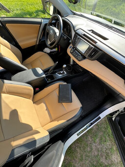 Predám Toyotu RAV4 Hybrid 2,5 benzín - 9