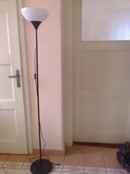 Skrinky , dvere z masívu TV Philips, lampy, regál, stoličky. - 9