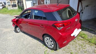 Hyundai i20 po dopravnej nehode nepojazdný - 9