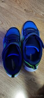 Rôzne veľkosti tenisky a cizmy - 9