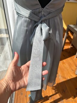 Predám sivé spoločenské šaty - 9