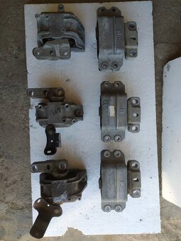 Uloženie motora silentblok prevodovky 1K0199262 1k0199555 - 9