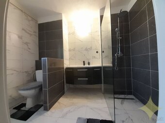 Na predaj ZREKONŠTRUOVANÝ 2-izbový byt s dvorom a GARÁŽOU v  - 9