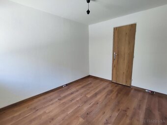 Na predaj zrekonštruovaný rodinný dom v obci Jelšovec pri Lu - 9