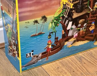 Nové LEGO Ideas 21322 Zátoka pirátů z lodě Barakuda - 9