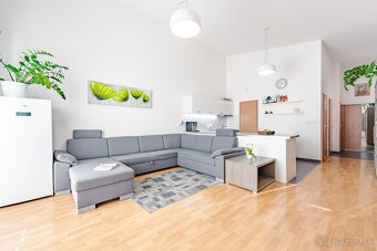 Priestranný byt s pozemkom a 2 park. miestami - 9