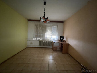 Priestranný poschodový rodinný dom s garážou - Kovarce - 9