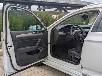 Volkswagen Passat Variant 2.0 TDI 140kW Highline R-Line DSG - 9