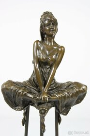 Bronzová socha mladej dámy na barovej stoličke, 29cm - 9