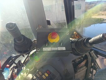 Predám traktor Lamborghoni R8 + štiepkovač heizohack - 9