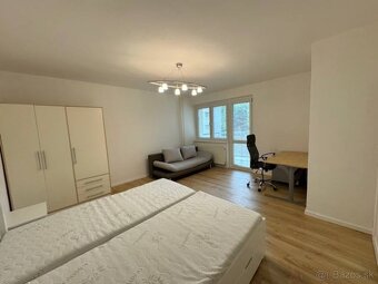 Prenajmeme veľkometrážny (cez 80 m2) 2-izb byt na Svetlej ul - 9