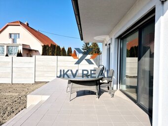 NA PREDAJ NOVOSTAVBA RODINNÝ DOM S VEĽKOU ZÁHRADOU TOPOĽNÍKY - 9