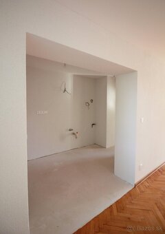 Exluzívny byt v tichej časti mesta Žiar nad Hronom s gar? - 9