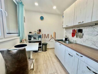 NA PREDAJ VEĽKÝ KOMPLETNE ZREKONŠTRUOVANÝ 2i BYT S LOGGIOU - 9