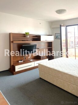 Plně zařízené studio (1+kk, 46 m²) s balkonem s krásným výhl - 9