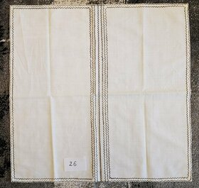 Háčkovaná dečka a vyšívané obrusy. - 9