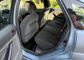 Ford Focus 1,6i Ghia Tažné Klima benzín manuál 74 kw - 9