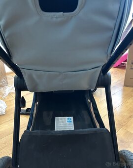 Kočiar Petite and Mars a autosedačka s isofix základňou - 9