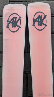 Dámské prémiové švýcarské lyže AK PINK, 158cm - 9