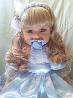 Realistická bábika s modrým cumlíkom - 9