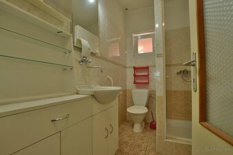 Ponúkame na predaj rodinný dom s garážou a veľkým pozemkom v - 9