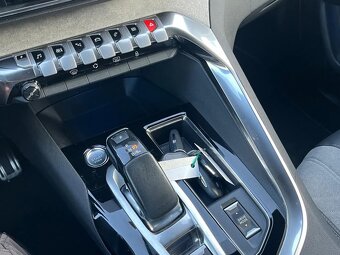 3008 1,6 Benzín GT Hybrid 133kW Top stav - 9