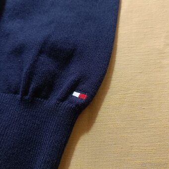 Tommy Hilfiger modrý tenký sveter svetrík s veľkým logom S/M - 9