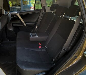 Toyota RAV4 2,2 D-4D 110kW 4WD (ťažné, park.kamera, keyless) - 9